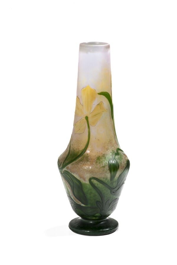 DAUM NANCY - Rare vase à panse bombée et col droit sur piédouche circulaire en…