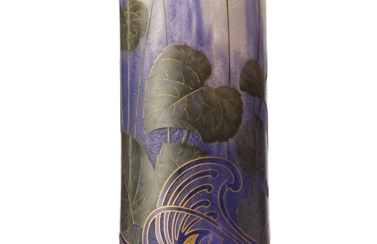 DAUM NANCY - Rare vase rouleau à col évasé et piédouche circulaire en verre - d…