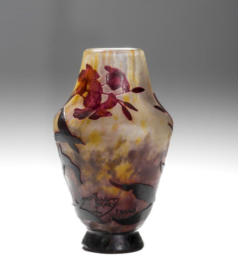 DAUM NANCY - Vase à panse bombée en verre doublé à décor dégagé à l'acide de fl…