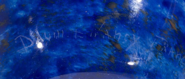 DAUM NANCY - Vase en verre bleu à inclusions de feuilles dorées - Signé « Daum…