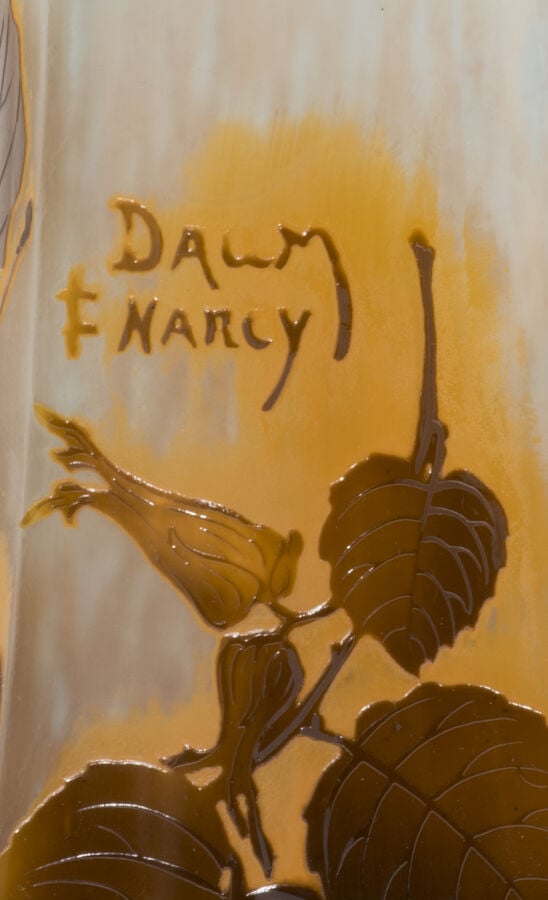 DAUM NANCY - Vase soliflore à col carré évasé en verre doublé à décor dégagé à…