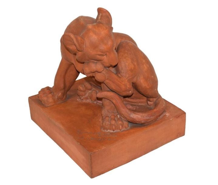 de MEESTER Raymond "Lionceau assis" sculpture en terre cuite - H : 47