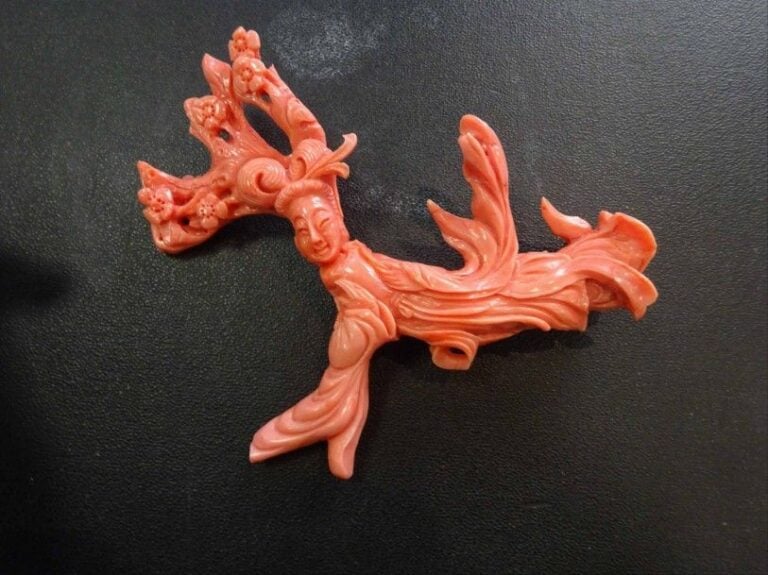 DEESSE DU PRINTEMPS EN CORAIL ROUGE ORANGE Chine Epoque XXe siècle Socle en bois joint (restaurations et manques