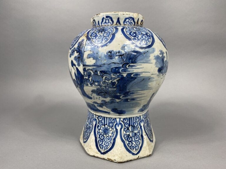 DELFT - Vase balustre sur pied à pans coupés en faience, décoré en bleu et blan…
