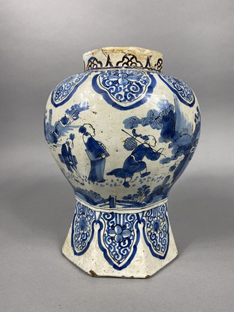 DELFT - Vase balustre sur pied à pans coupés en faience, décoré en bleu et blan…
