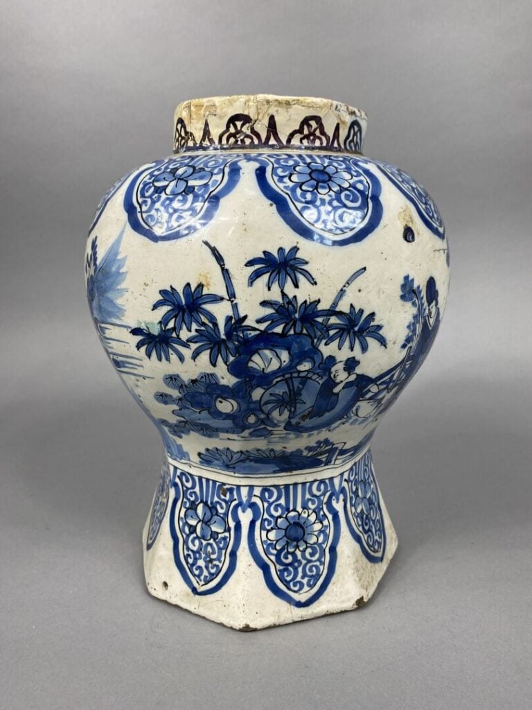 DELFT - Vase balustre sur pied à pans coupés en faience, décoré en bleu et blan…