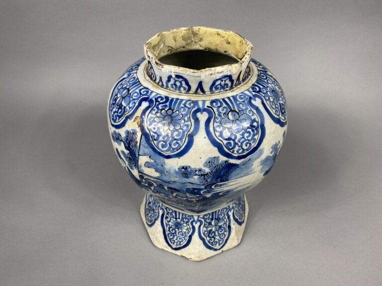 DELFT - Vase balustre sur pied à pans coupés en faience, décoré en bleu et blan…