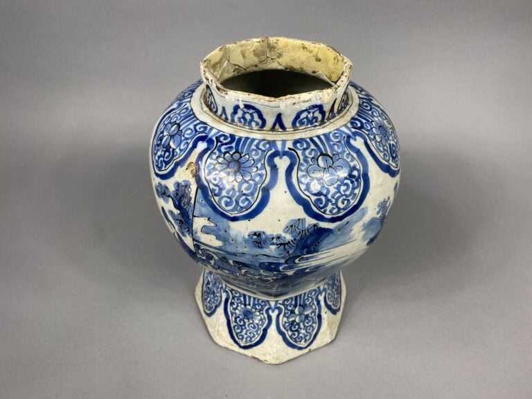 DELFT - Vase balustre sur pied à pans coupés en faience, décoré en bleu et blan…