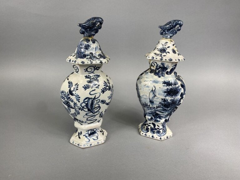 DELFT, XIXe - Paire de potiches couvertes à pans en faïence à décor en camaïeu…