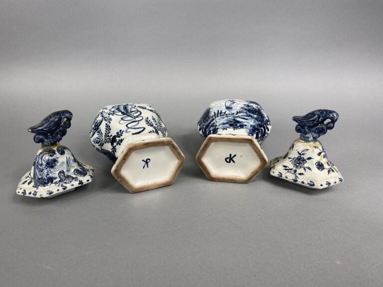 DELFT, XIXe - Paire de potiches couvertes à pans en faïence à décor en camaïeu…