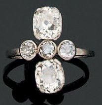Délicate BAGUE en platine serti de diamants de forme ronde et coussin, dont deux plus important