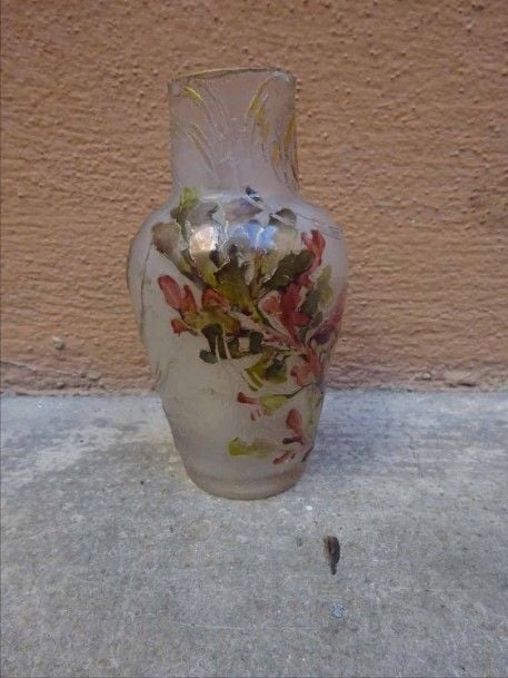 DELVAUX, Paris Petit vase balustre en verre givré à décor émaillé et or de fleur
