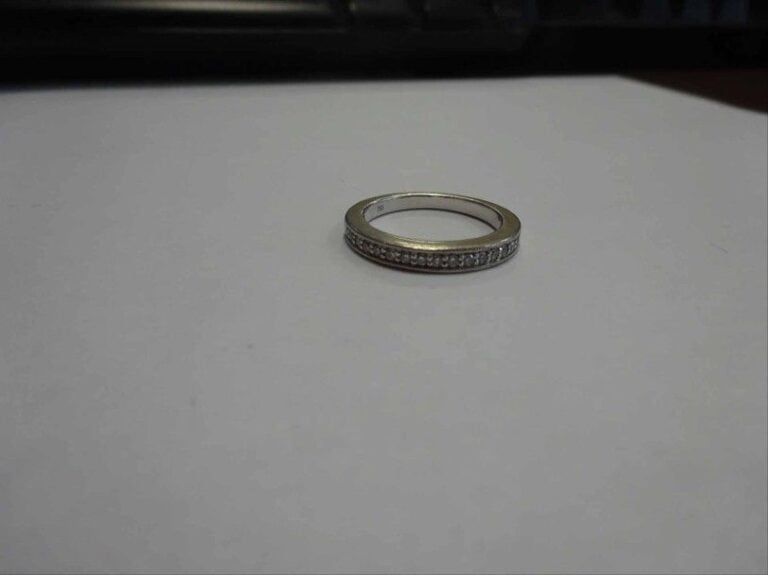 DEMI-ALLIANCE américaine 18K (750°/00) sertie de petits diamants taille brillan