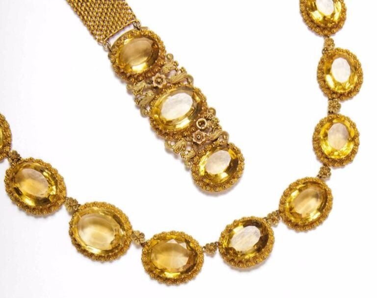 Demi-parure composée d'un collier et d'un bracele
