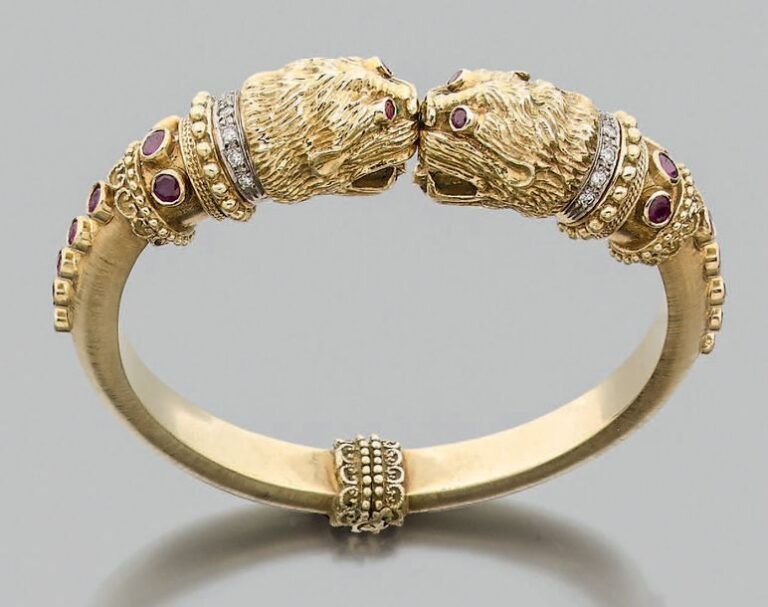 DEMI-PARURE comprenant un BRACELET et une PAIRE DE CLIPS D'OREILLES «panthères» en or jaune (750 millièmes) ciselé et sculpté serti de rubis et diamants taille 8/