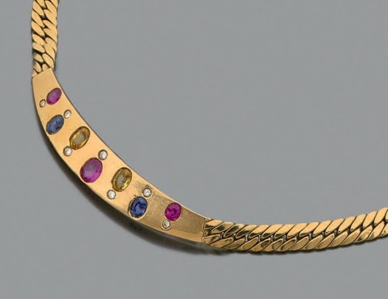 DEMI-PARURE comprenant un COLLIER et une PAIRE de BOUCLES D'OREILLES semi-rigide en or jaune (750 millièmes) serti de rubis et saphirs jaunes et bleus de formes ovales rehaussés de diamants taille brillan