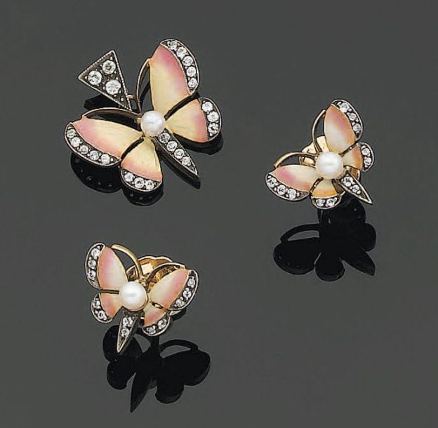 Demi-PARURE comprenant un PENDENTIF et une Paire de BOUCLES D'OREILLES « papillons » en or jaune et argent orné d'émail polychrome translucide guilloché, et serti de petites perles de culture blanches et diamants de taille ancienn