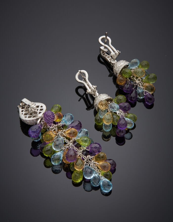DEMI-PARURE comprenant un PENDENTIF et une paire de PENDANTS d'OREILLES en or g…