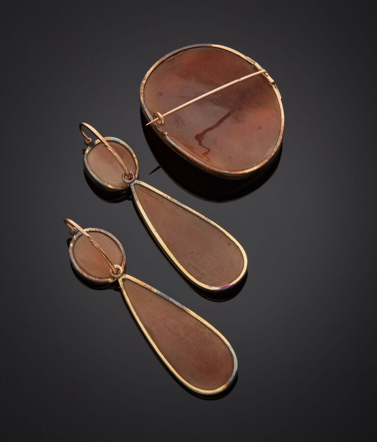 DEMI PARURE comprenant une BROCHE et une paire de PENDANTS d'OREILLES en or jau…