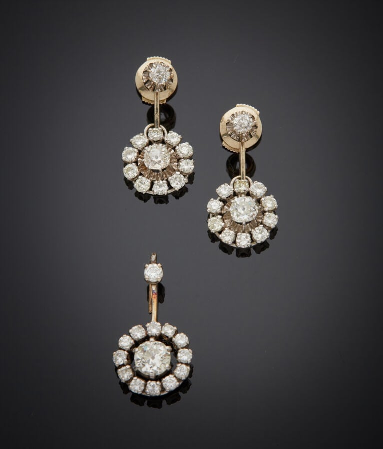 DEMI PARURE comprenant une paire de PENDANTS d'OREILLES et un PENDENTIF "margue…