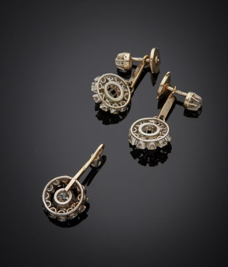 DEMI PARURE comprenant une paire de PENDANTS d'OREILLES et un PENDENTIF "margue…