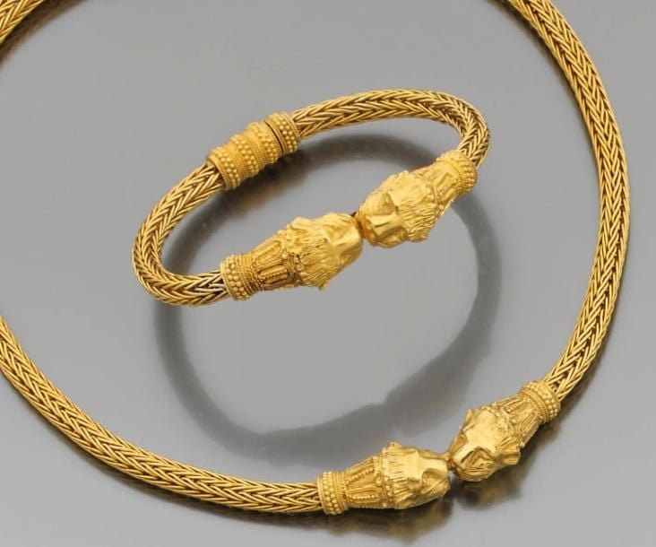 DEMI-PARURE «panthères» comprenant un COLLIER et un BRACELET souples en or jaune ciselé et torsad