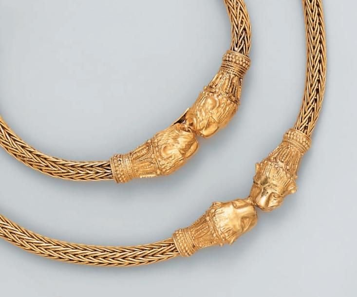DEMI-PARURE «panthères» en or jaune ciselé et torsadé comprenant: un COLLIER et un BRACELET souple