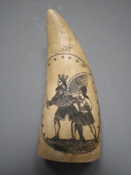 Dent de cachalot polie et gravée à décor de cavalier sur une face et de l'autre de guerriers couronnés Hau