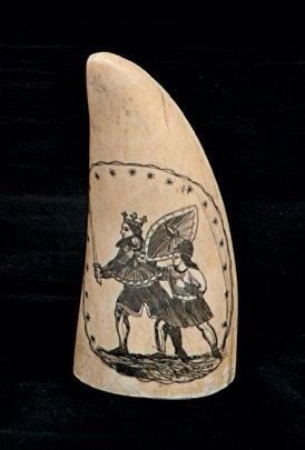 DENT DE CACHALOT polie et gravée à décor de cavaliers sur une face et de l'autre de guerriers couronné