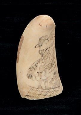 DENT DE CACHALOT Scrimshaw ancien, gravé d'une fillette devant un globe sur une face et de l'autre un garçon en costume de mari