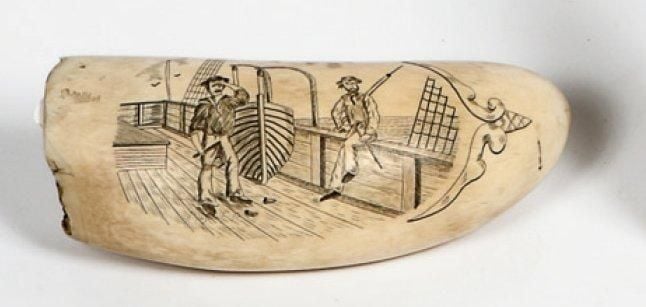 DENT DE CACHALOT «The scrimshanders» Gravée au trait de deux chasseurs de baleines sur un pont de navir