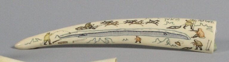 DENT DE MORSE gravée au trait polychromé de scène de chasse et de pêch
