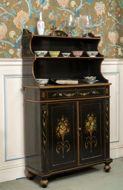 Desserte en bois laqué noir ; l a partie haute à deux plateaux ; partie basse à deux vantaux en bois noirci à décor peint multicolore de motifs florau