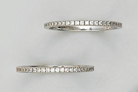 DEUX ALLIANCES en or gris serti de petits diamants, série contemporaine, modèle «Parce que