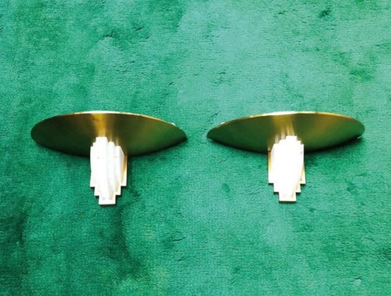 Deux appliques à monture en métal laitonné doré intérieur laqué plat à plaques de verre crantées, montées en ailettes de support de vasqu
