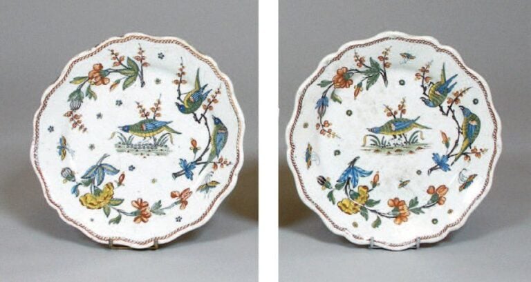Deux assiettes à bord contourné, décor polychrome d'oiseau sur tertre, d'oiseaux branchés, de branchages fleuris et d'insecte