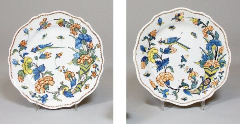 Deux assiettes à bord contourné, décor polychrome d'une corne d'abondance fleurie, d'oiseaux branchés et d'insecte