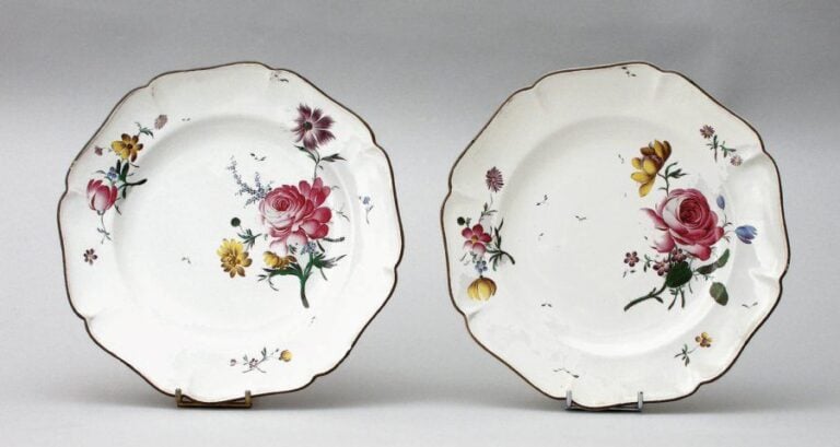 Deux assiettes à bord contourné, décor polychrome de bouquets de fleurs fines et fleurette