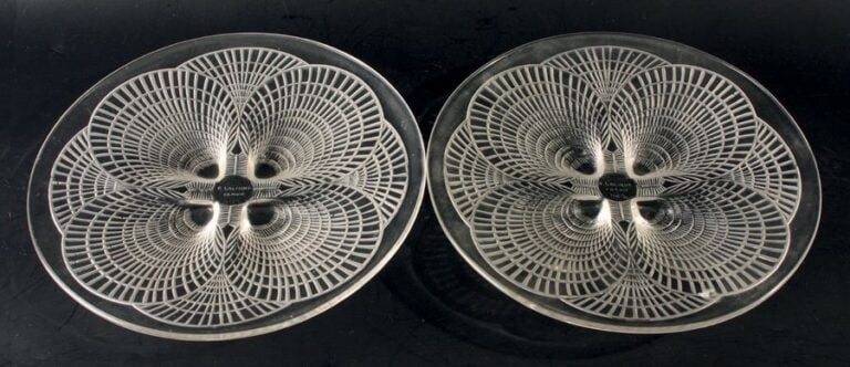 Deux assiettes «coquilles» en verre moulé-pressé à motif de quatre coquille