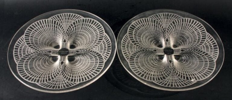 Deux assiettes «coquilles» en verre moulé-pressé à motif de quatre coquille