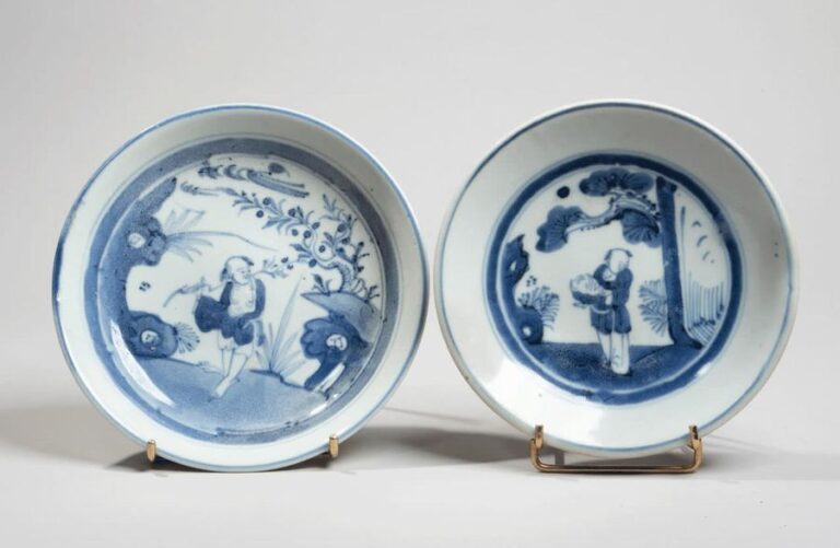 Deux assiettes en porcelaine à décor en bleu sous couverte d'enfant tenant une pêche et d'un immortel tenant une branch