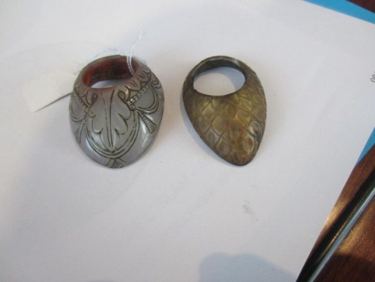 Deux bagues d'archer de forme lancéolée, l'une en agate, l'autre en cristal à décor de motifs stylisé