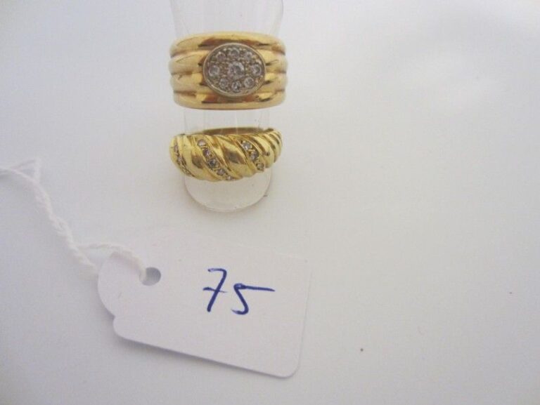 DEUX BAGUES en or jaune (750 millièmes) godronnées, partiellement serti de petits diamants taille brillant et 8/