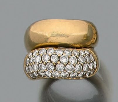 Deux BAGUES en or jaune (750 millièmes), l'une pavée de diamants taille brillan