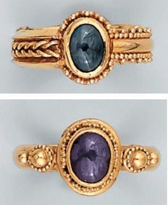 Deux BAGUES en or jaune ciselé, torsadé et boulé, l'une sertie d'un rubis cabochon, l'autre d'un saphir cabocho