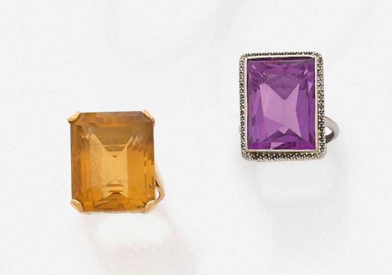 Deux BAGUES rectangulaires: - une en or jaune (750 millièmes) serti d'une citrine taillée à degré