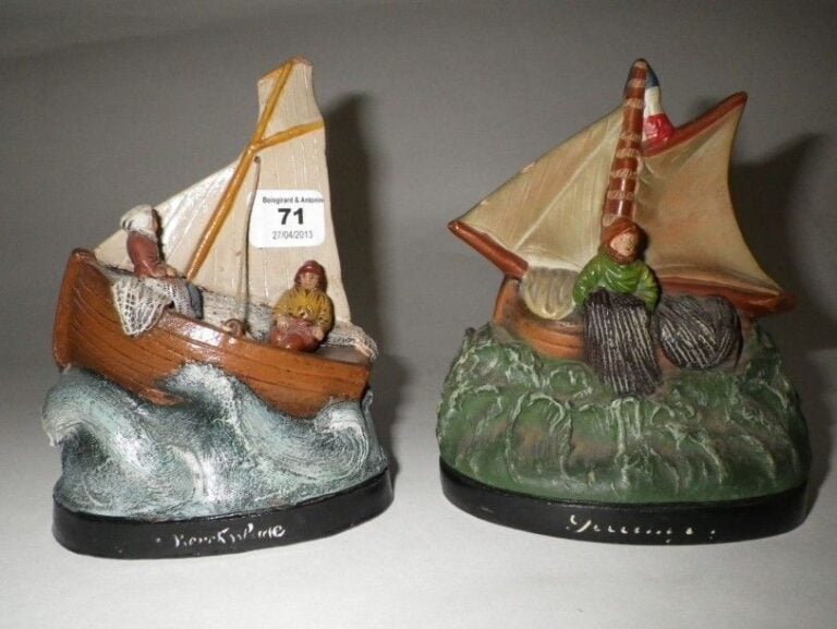 Deux barques de pêche En terre cuite polychrome, dont une signée