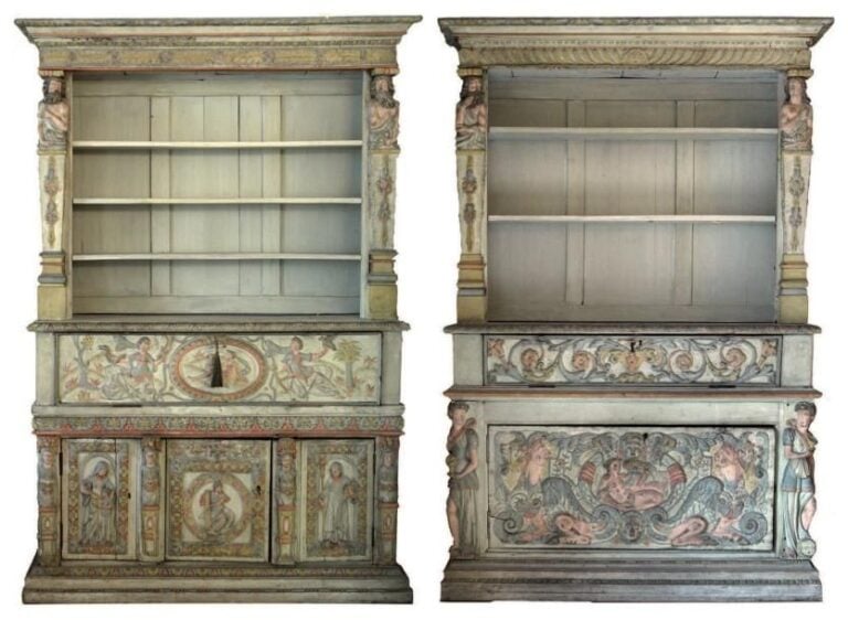 Deux bibliothèques pouvant faire pendants en bois sculpté et polychrom