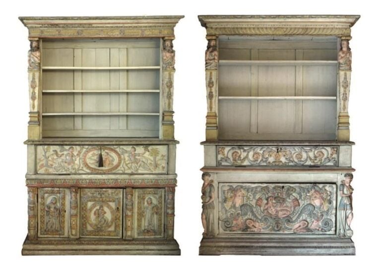 Deux bibliothèques pouvant faire pendants en bois sculpté et polychrom