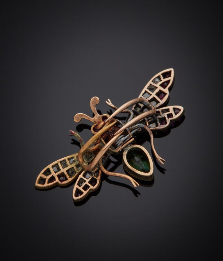 Deux BIJOUX de CHEVEUX "libellule" et "mouche" en or jaune (750‰) et argent (mi…
